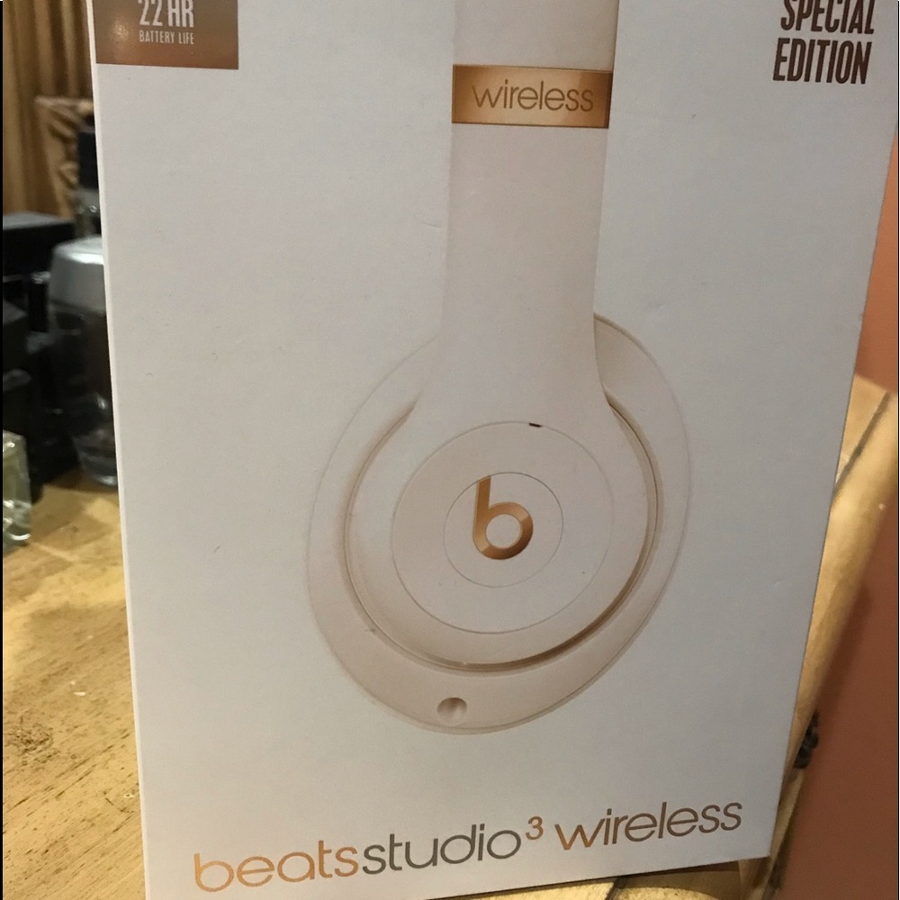 Beats Studio3 Wireless Headphones-Like NEW